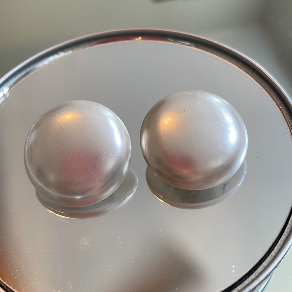 Vintage‎ white round pearlized plastic clip on earrings